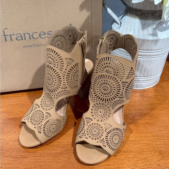 FRANCESCAS Bendetti scalloped Women's Tan Block Heel Sandals/size 6 - Picture 9 of 14